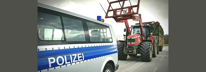 Foto: Polizeidirektion Lüneburg. Landwirtschaftliches Fahrzeug LoF und Polizeiwagen. Symbolbild.