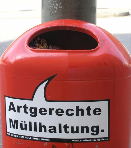 Mülleimer-Spruch Hamburg. Foto: Lirinya, Pixabay.