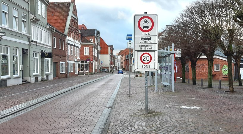 Foto: FUSS e.V. Lüneburg. Vor der Einfahrt zur Salzstraße in Lüneburg. Die Schilder zeigen, welche Verkehrsregelung dort gilt.