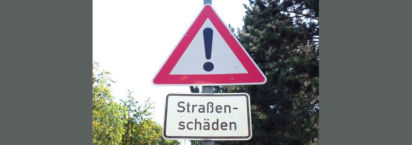 Warnschild Straßenschäden. Foto: Pixabay.