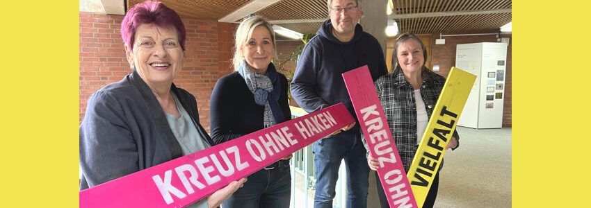 Foto: D. Drazewski/Landkreis DAN. Mitglieder der Initiative "beherz" übergeben Landrätin Dagmar Schulz die Kreuze. Von links: E. Scherwinsky, D. Schulz, D. Freudenthal, B. Beenen.