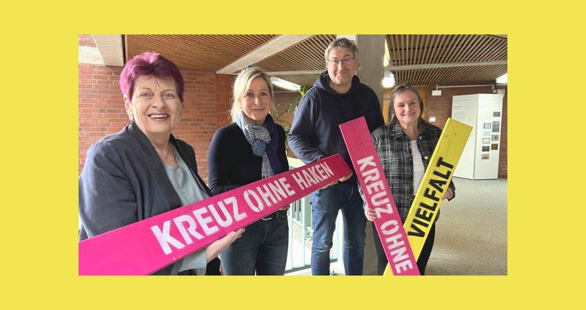 Foto: D. Drazewski/Landkreis DAN. Mitglieder der Initiative "beherzt" übergeben Landrätin Dagmar Schulz die Kreuze. Von links: E. Scherwinsky, D. Schulz, D. Freudenthal, B. Beenen.