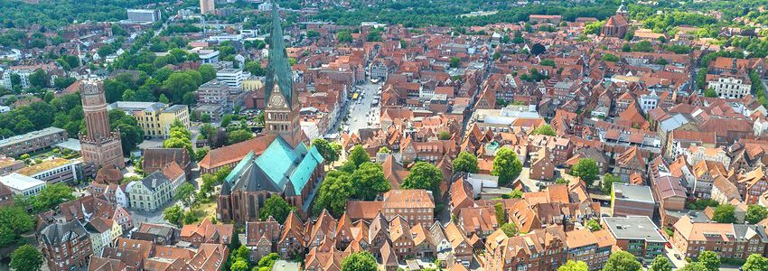 Lüneburg: Blick über St. Johannis auf den Platz Am Sande. Foto: Hansestadt Lüneburg.
