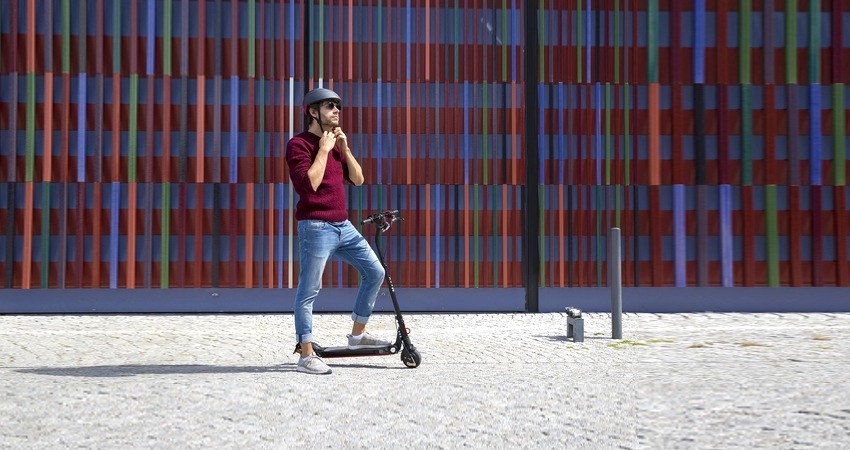 Unterwegs mit dem E-Scooter. Foto: Janik Lipke, Pixabay.