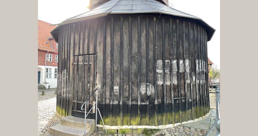 Kran mit Klebstoffspuren. Foto: Hansestadt Lüneburg.