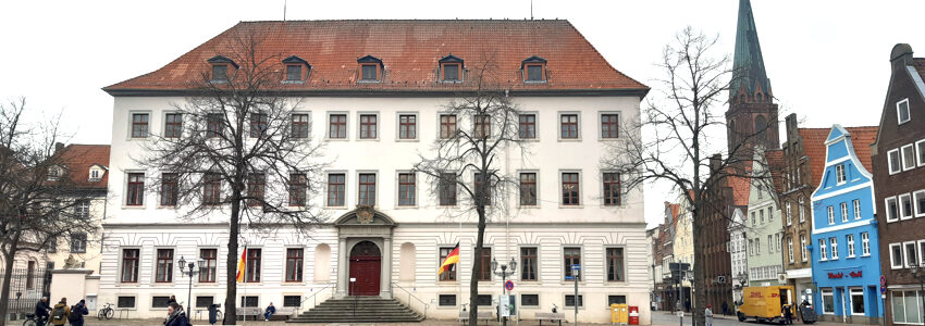 Flaggen auf Halbmast am Landgericht Lüneburg am 11.03.2024: Gedenktag für die Opfer terroristischer Gewalt. Foto: Lüne-Blog.
