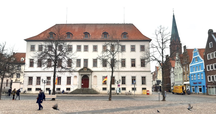 Flaggen auf Halbmast am Landgericht Lüneburg am 11.03.2024: Gedenktag für die Opfer terroristischer Gewalt. Foto: Lüne-Blog.