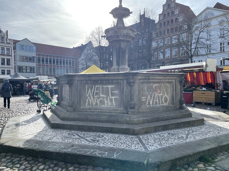 Lunabrunnen mit politischen Slogans. Foto: Hansestadt Lüneburg.