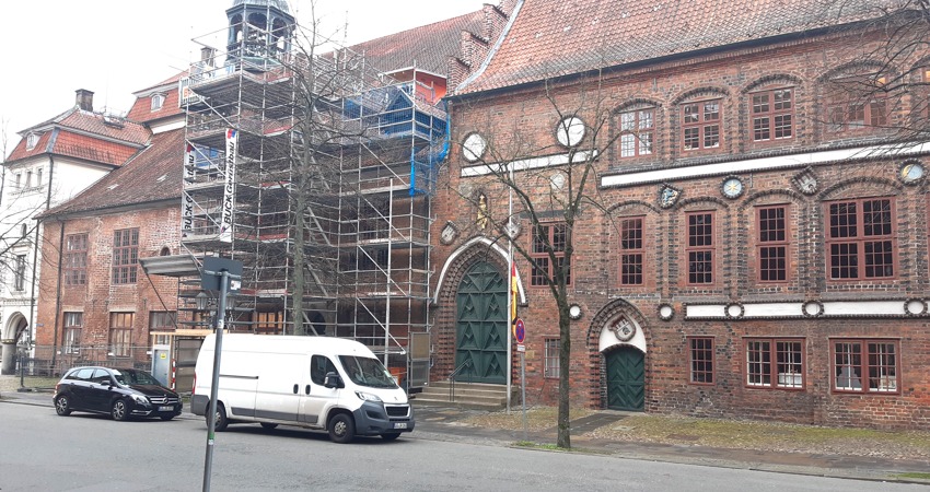 Foto: Lüne-Blog. Beflaggung am Rathaus Lüneburg bei Eingang K (Eingang zum Huldigungssaal). Aus Sicherheitsgründen werden Flaggen derzeit nur seitlich am Rathaus gehisst.