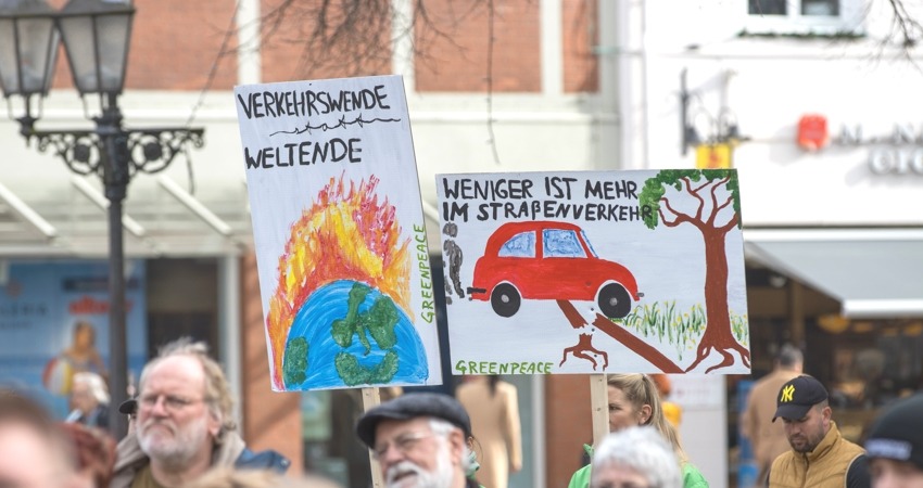 Klimastreik in Lüneburg am 1. März 2024: Viele hatten eigene Plakate dabei. Foto: Malte Hübner.