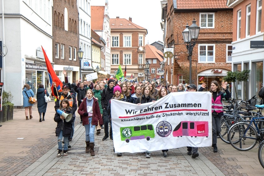 Klimastreik in Lüneburg am 1. März 2024: Der anschließende Demonstrationszug durch die Innenstadt. Foto: Malte Hübner.