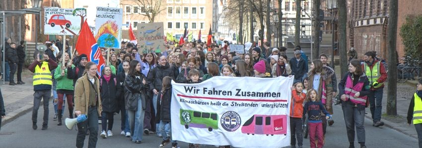 Klimastreik in Lüneburg am 1. März 2024: An die Kundgebung auf dem Marktplatz schloss sich ein Demonstrationszug durch die Innenstadt an. Foto: Malte Hübner.