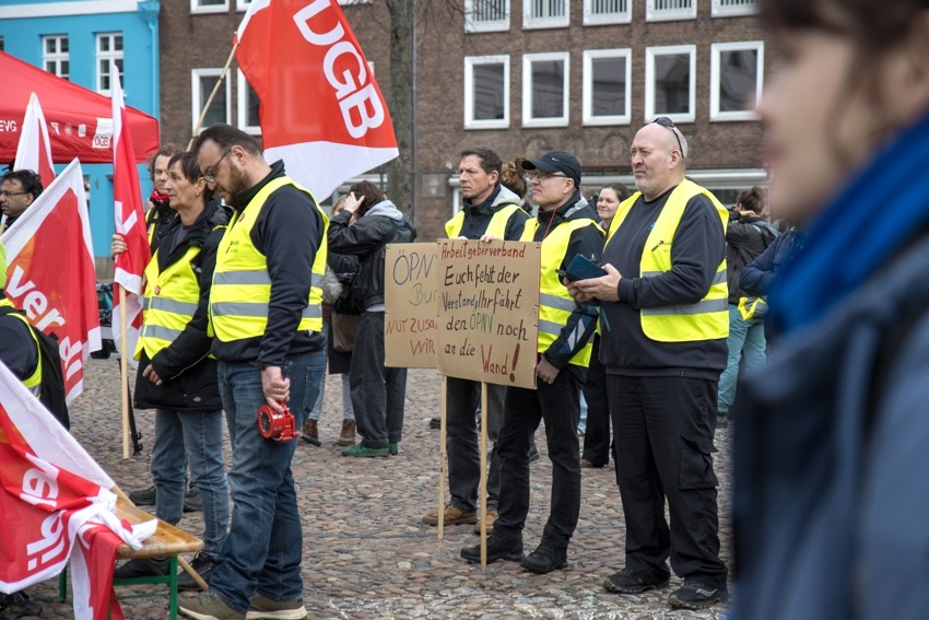 Klimastreik in Lüneburg am 1. März 2024: Busfahrer:innen waren eigens aus Lüchow-Dannenberg gekommen, um ein Zeichen zu setzen. Foto: Malte Hübner.