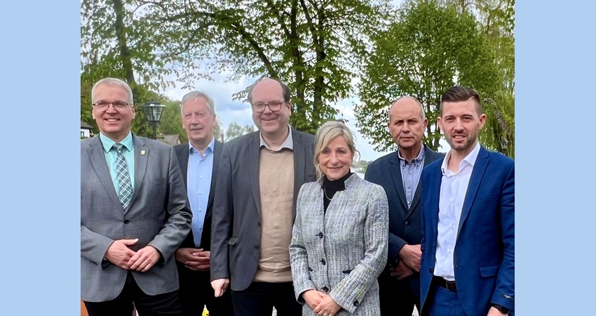 Foto: D.Drazewski, Landkreis Lüchow-Dannenberg. Deichkonferenz am 22. April 2024 in Lüchow-Dannenberg. Von links: Jens Böther (Landrat Lüneburg), Godehard Hennies (Wasserverbandstag), Christian Meyer (Niedersächsischer Minister für Umwelt, Energie und Klimaschutz), Dagmar Schulz (Landrätin Lüchow-Dannenberg), Willi Fabel (Dannenberger Deichverband), Sven Ebeling (Kreisverband der Wasser und Bodenverbände Lüchow-Dannenberg).