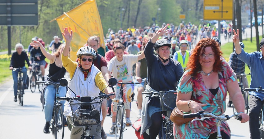 Foto: KlimaKollektiv. Fahrrad-Demonstration gegen Bau der A39 am 23. April 2023.
