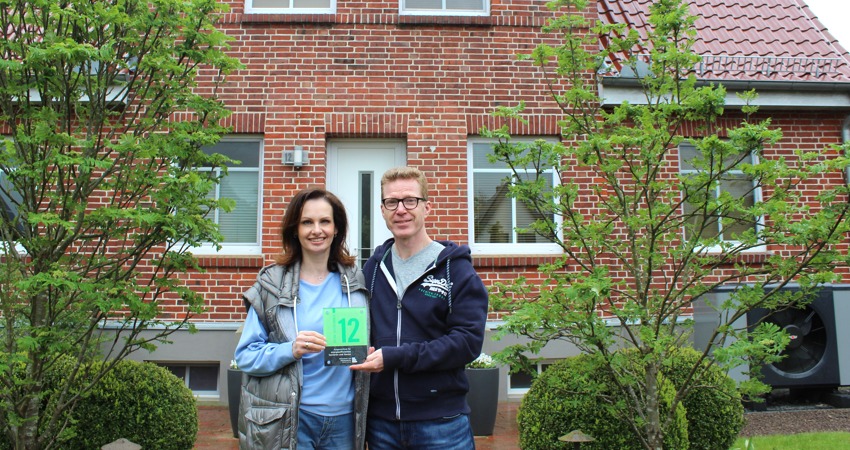 Cornelia und Stephan Wisotzky aus Deutsch Evern mit der "Grünen Hausnummer" vor ihrem sorgfältig sanierten Haus. Foto: Landkreis Lüneburg.