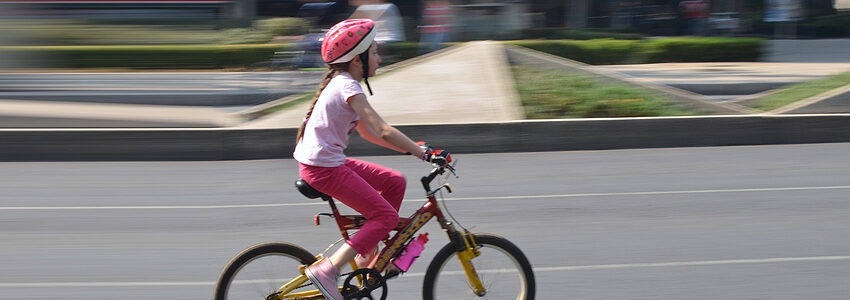 Mädchen auf dem Fahrrad. Foto: Kaori Hayama, Pixabay.