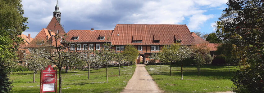 Blick auf Kloster Lüne vom Garten her. Links vor dem Gebäude der Café-Bereich. Foto: Lüne-Blog.