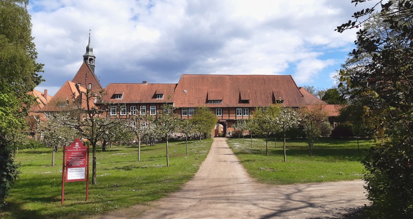 Blick auf Kloster Lüne vom Garten her. Links vor dem Gebäude der Café-Bereich. Foto: Lüne-Blog.