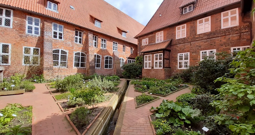 Der liebevoll gestaltete Klostergarten in Kloster Lüne. Foto: Lüne-Blog.
