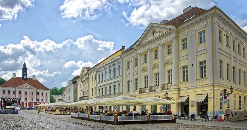 Rathaus und Rathausplatz in Tartu. Foto: Makalu, Pixabay.