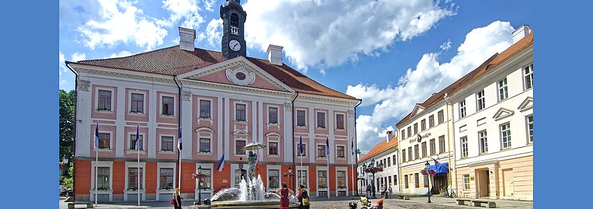Rathaus und Marktplatz in Tartu, Estland. Foto: Makalu, Pixabay.