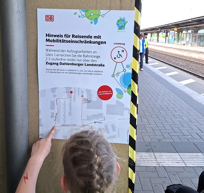 Foto: Behindertenbeirat Lüneburg. Der Umweg von gut einem halben Kilometer führt über eine Reihe von Straßen. Für Ortsunkundige reicht eine solche Information nicht aus.