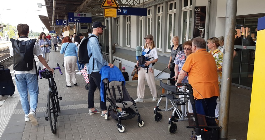 Normaler Betrieb am Bahnhof: Menschen mit Fahrrad, Kinderwagen, Rollator und schwerem Koffer sind regelmäßig unterwegs. Ein fehlender Aufzug ist bei weitem nicht nur Behinderte ein Problem.
