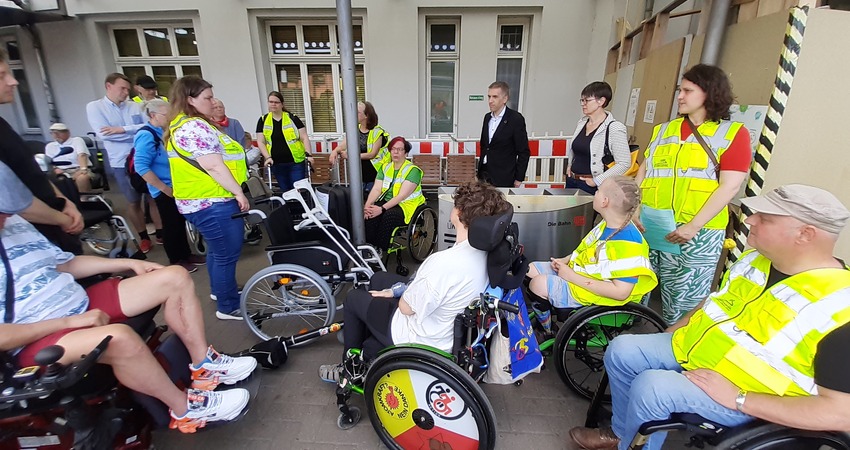 Ortstermin am Bahnhof Lüneburg am 3. Mai 2024: Information des Behindertenverbands zum fehlenden Fahrstuhl. Foto: Lüne-Blog.