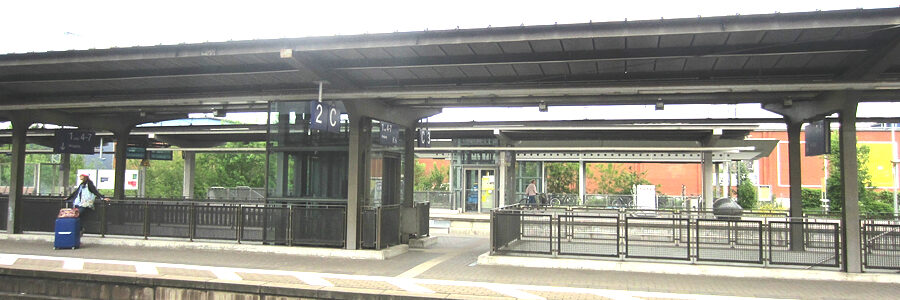 Bahnhof Lüneburg: Blick von Gleis 1 auf die Gleise 2-5. Wenn die Fahrstühle nicht funktionieren gibt es keine Möglichkeit für Rolli-Fahrer zu diesen Gleisen zu kommen. Foto: VCD Elbe-Heide.