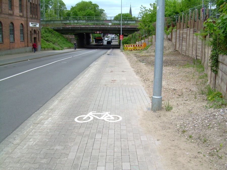 Foto: privat. Bleckeder Landstraße Richtung Innenstadt. Hier wurde der Gehweg als Radweg markiert. 