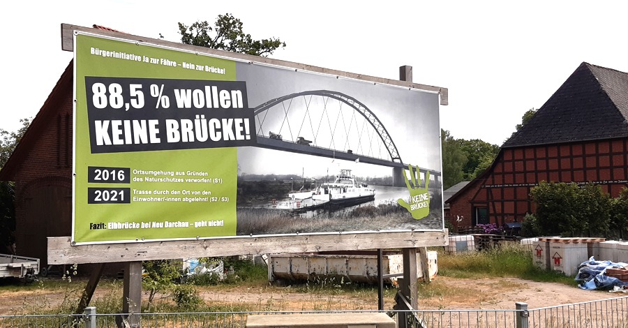Foto: Lüne-Blog. Plakattafel in Darchau, 20.05.2024. Bürgerinitiative Nein zur Brücke: 88,5 Prozent wollen keine Brücke.