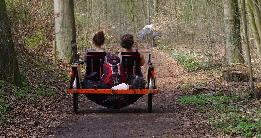Foto: JANUN Lüneburg. Der Fahrradbus unterwegs im Wald. 