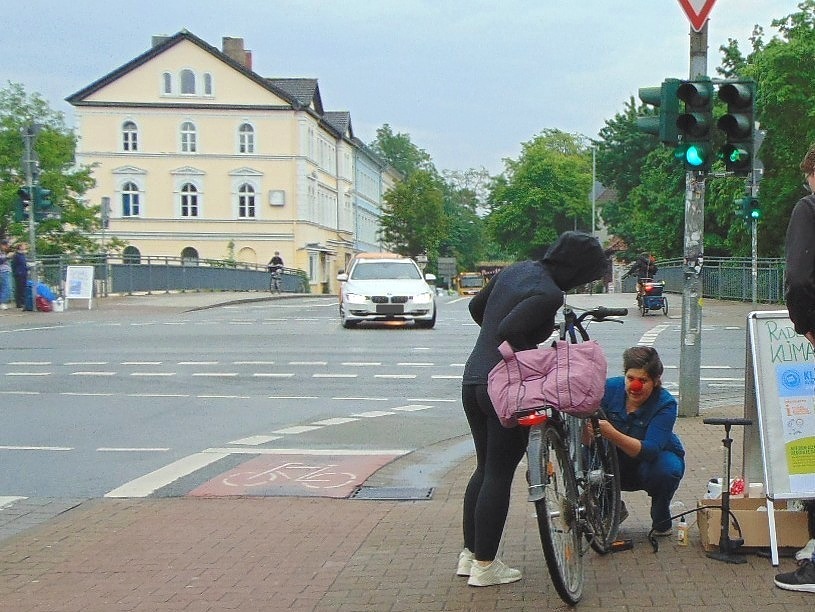 Nette Überraschung für Radfahrende: Fahrradservice an der Ampel. Foto: JANUN.