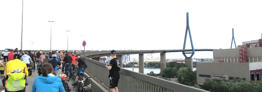 Fahrrad-Sternfahrt - Fahrt auf der Köhlbrand-Brücke. Foto: Mobil ohne Auto Nord e.V.