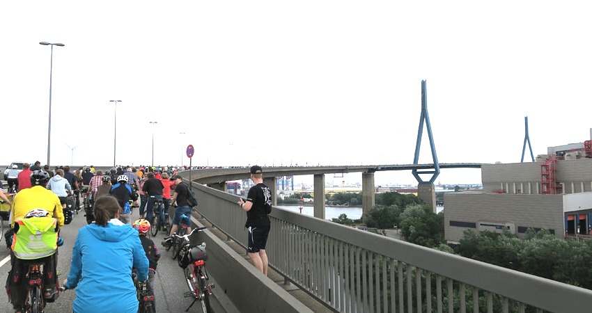 Fahrrad-Sternfahrt - Fahrt auf der Köhlbrand-Brücke. Foto: Mobil ohne Auto Nord e.V.