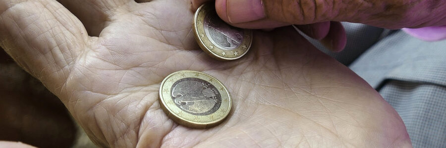 Armut im Alter: Zwei Euromünzen liegen auf der Handfläche. Foto: Wolfgang Eckert