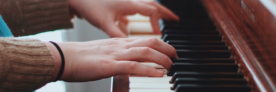 Klaviertasten und Hände. Foto: StockSnap, Pixabay.