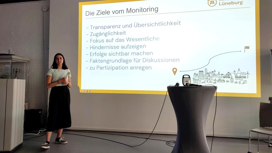 Foto: Klimaentscheid Lüneburg. Worum geht es beim Monitoring? Katrin Hommen stellte die Ziele der Monitoring-Internetseite vor.