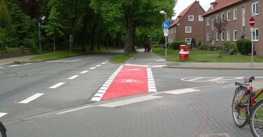 Neue Markierung Soltauer Straße (07.05.2024). Die Markierung führt auf einen Fußweg, der für den Radverkehr freigeben und gleichzeitig als Radroute markiert ist. Foto: E. Habisch.