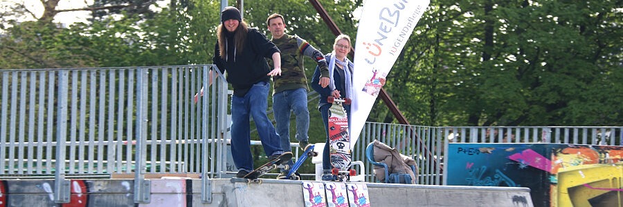 Foto: Hansestadt Lüneburg. Von links: Sam Bird, Alex Pausch und Claudia Burmester aus dem Team der Jugendpflege freuen sich in diesem Sommer unter anderem auf einen Skate-Workshop. Das Sommerferien-Programm 2024 umfasst insgesamt rund 100 Angebote.