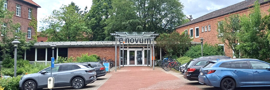 Eingang e.novum, Lüneburg. Foto: Christine Böhm.