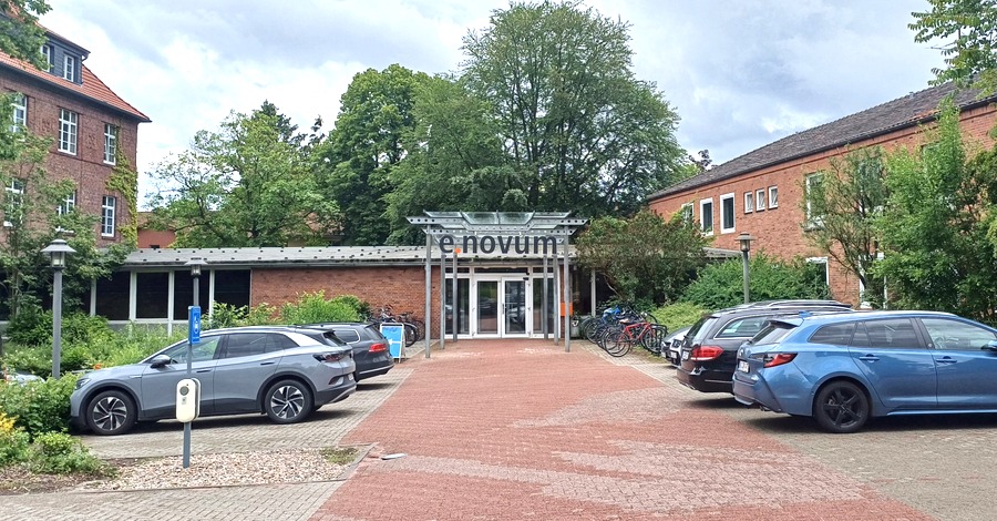 Eingang e.novum, Lüneburg. Foto: Christine Böhm.
