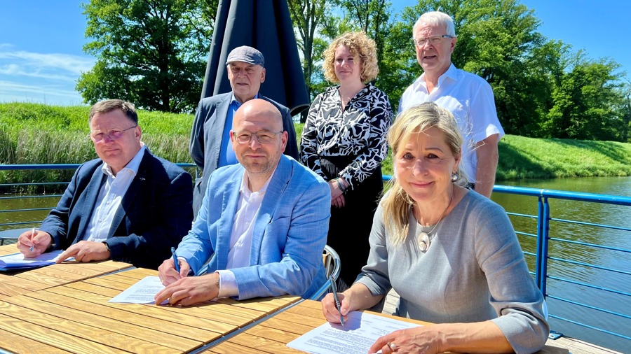 Foto: D. Drazewski. Landrätin Dagmar Schulz und Landrat Christian Müller unterzeichnen die Finanzierungsvereinbarung, Mai 2024. 