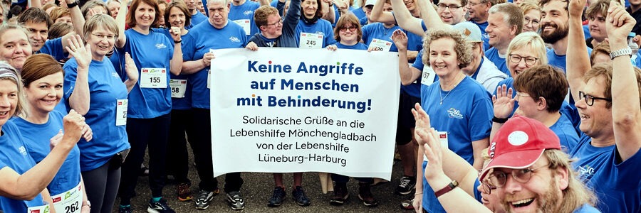 Firmenlauf 2024: Team Lebenshilfe mit Plakat. Foto: Johannes Kruse.