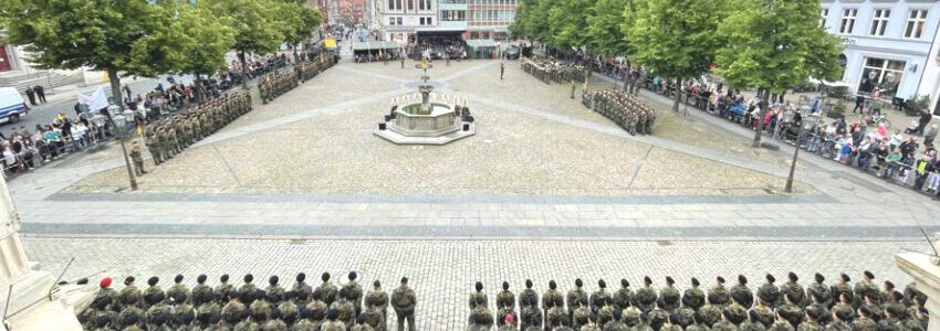 Foto: Hansestadt Lüneburg. 4. Juni 2024: Auch viele Lüneburger:innen waren gekommen, um beim feierlichen Gelöbnis und dem Abschied von Soldatinnen und Soldaten in den Auslandseinsatz dabei zu sein.