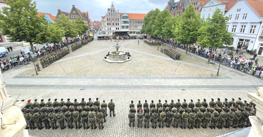 Foto: Hansestadt Lüneburg. 4. Juni 2024: Auch viele Lüneburger:innen waren gekommen, um beim feierlichen Gelöbnis und dem Abschied von Soldatinnen und Soldaten in den Auslandseinsatz dabei zu sein. 