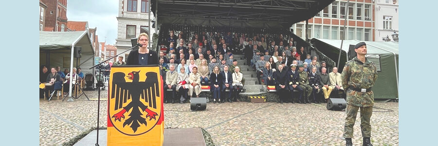 Hansestadt Lüneburg: Gelöbnisfeier am 4. Juni 2024 - Oberbürgermeisterin Claudia Kalisch bei ihrer Rede auf dem Marktplatz.