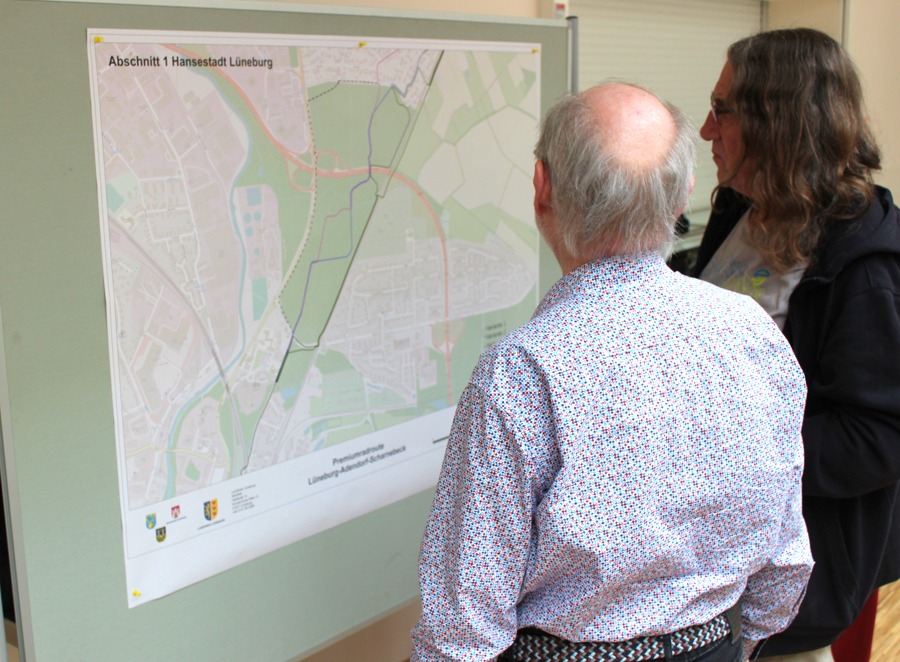 Foto: Hansestadt Lüneburg. Prüfender Blick auf die Routenplanung für den Premium-Radweg in Lüneburg. Informationsveranstaltung am 4. Juni 2024 in Adendorf.