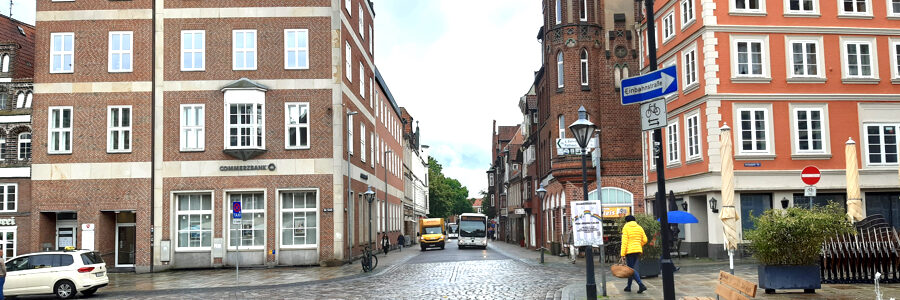 Lüneburg im Regen. Blick in die Rote Straße vom Platz Am Sande. Foto: Lüne-Blog.